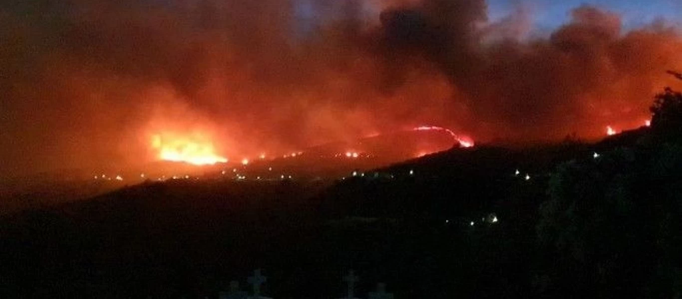 Μεγάλη φωτιά στην Κεφαλονιά: Μήνυμα του «112» στους κατοίκους πέντε οικισμών - «Παραμείνετε σε ετοιμότητα όλο το βράδυ»